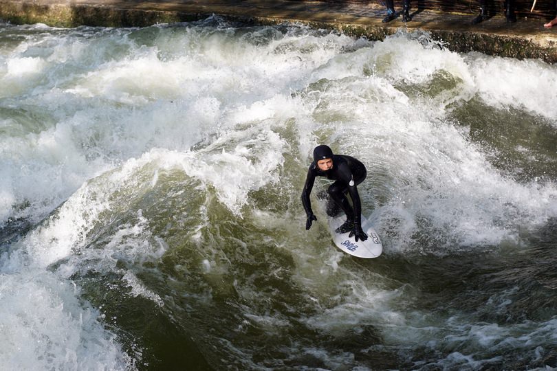 Eisbachsurfer 